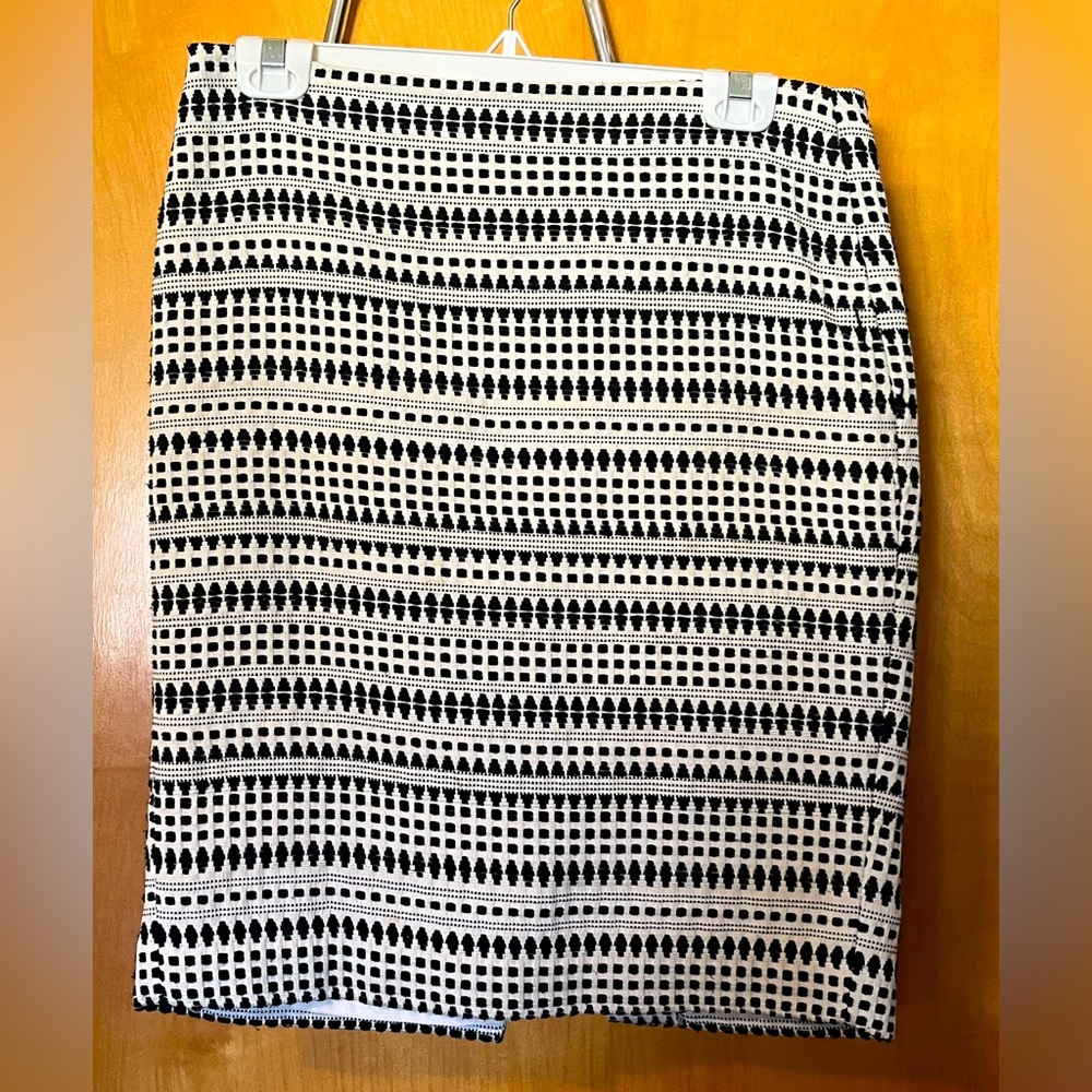 Women’s loft white and black pencil skirt size 4